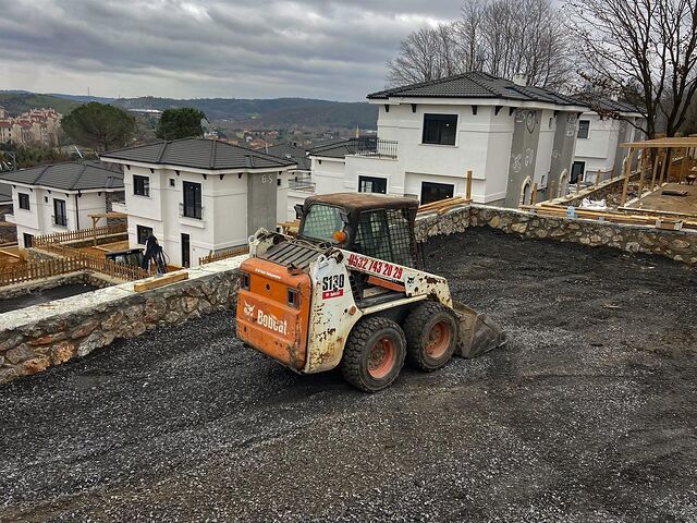 Ümraniye'de kiralık Bobcat mini yükleyici saha çalışmasında