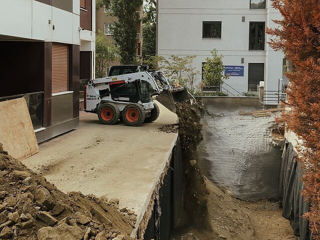 Ümraniye'de Bobcat mini yükleyici kova ataşmanıyla çalışırken