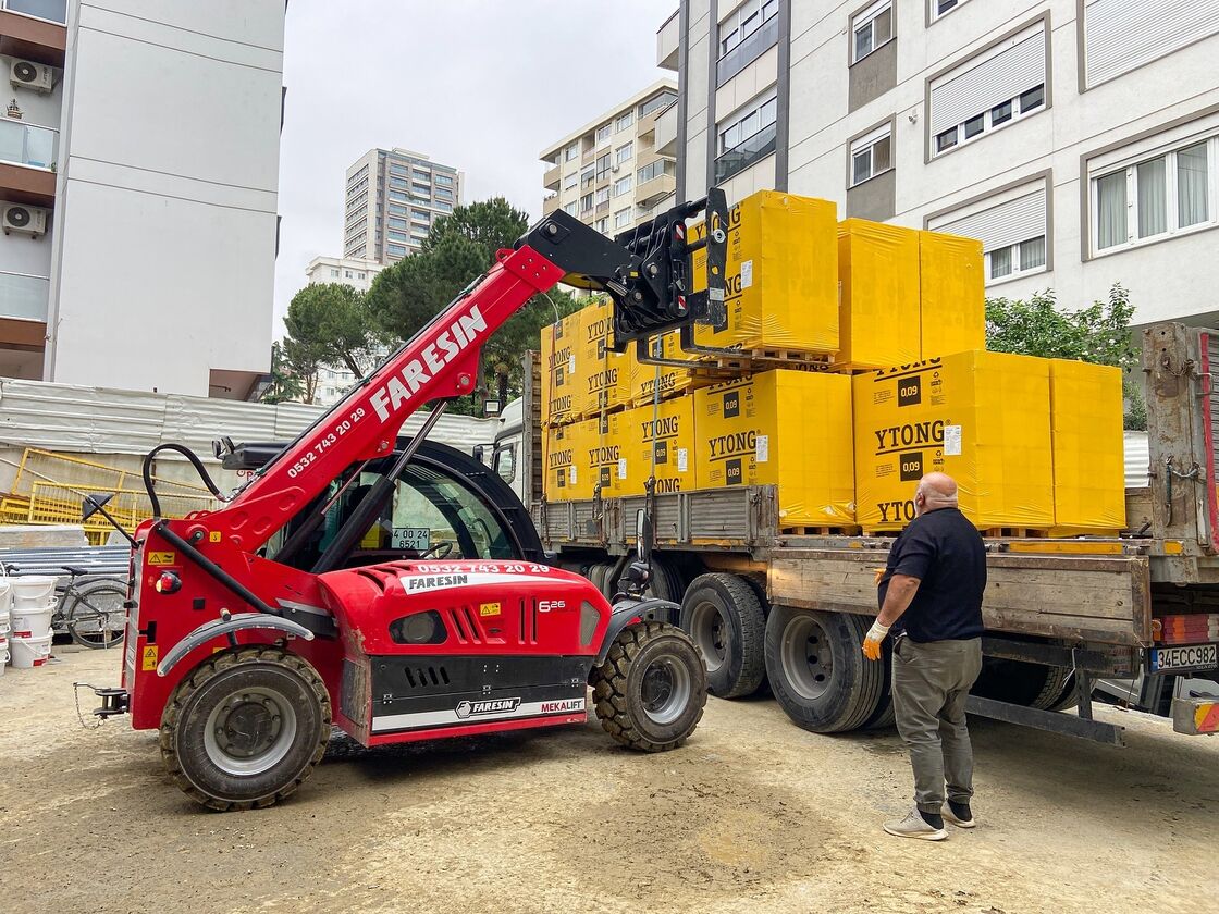 Kadıköy'de kiralık Manitou teleskopik yükleyici ile şantiyede malzeme yükleme