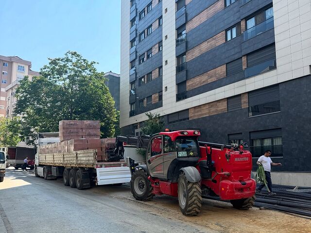 Kadıköy'de Manitou teleskopik yükleyici ile yüksekte malzeme taşıma