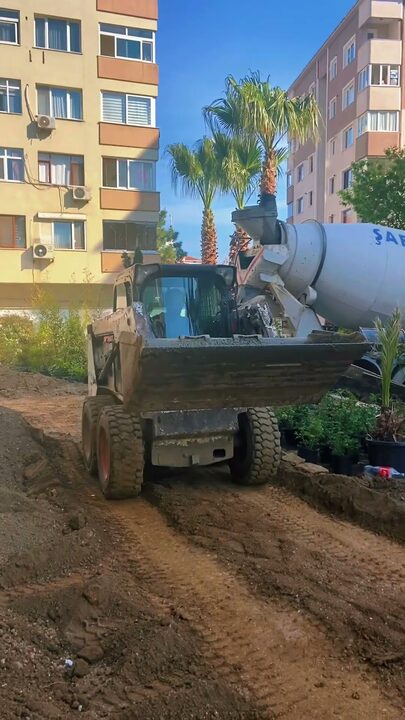 Bobcat ile Beton Aktarımı