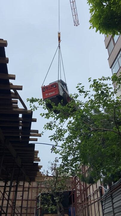 Kule Vinç ile Bobcat'i Binanın Arkasına Geçirmek